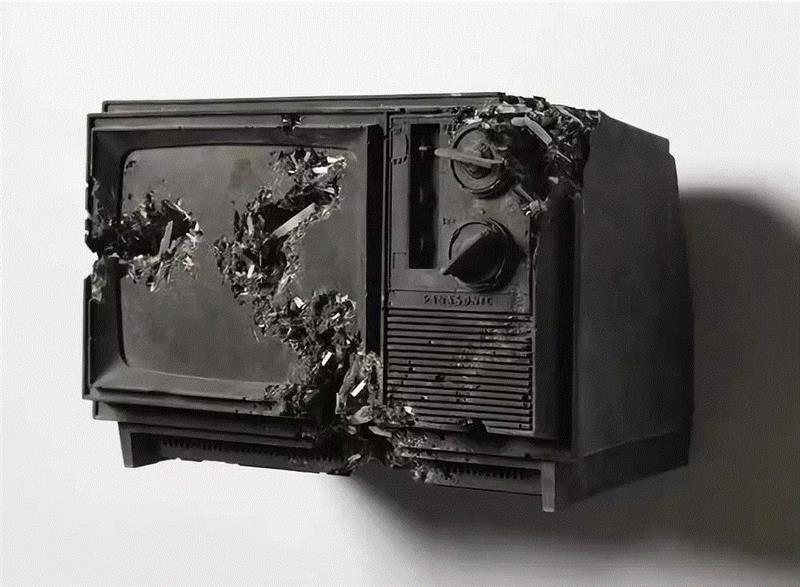 这些充满诗意的构造物，以各种形式呈现：由木灰和石膏做成的16毫米胶片放映机；或是由白色冰岩粉制成的2