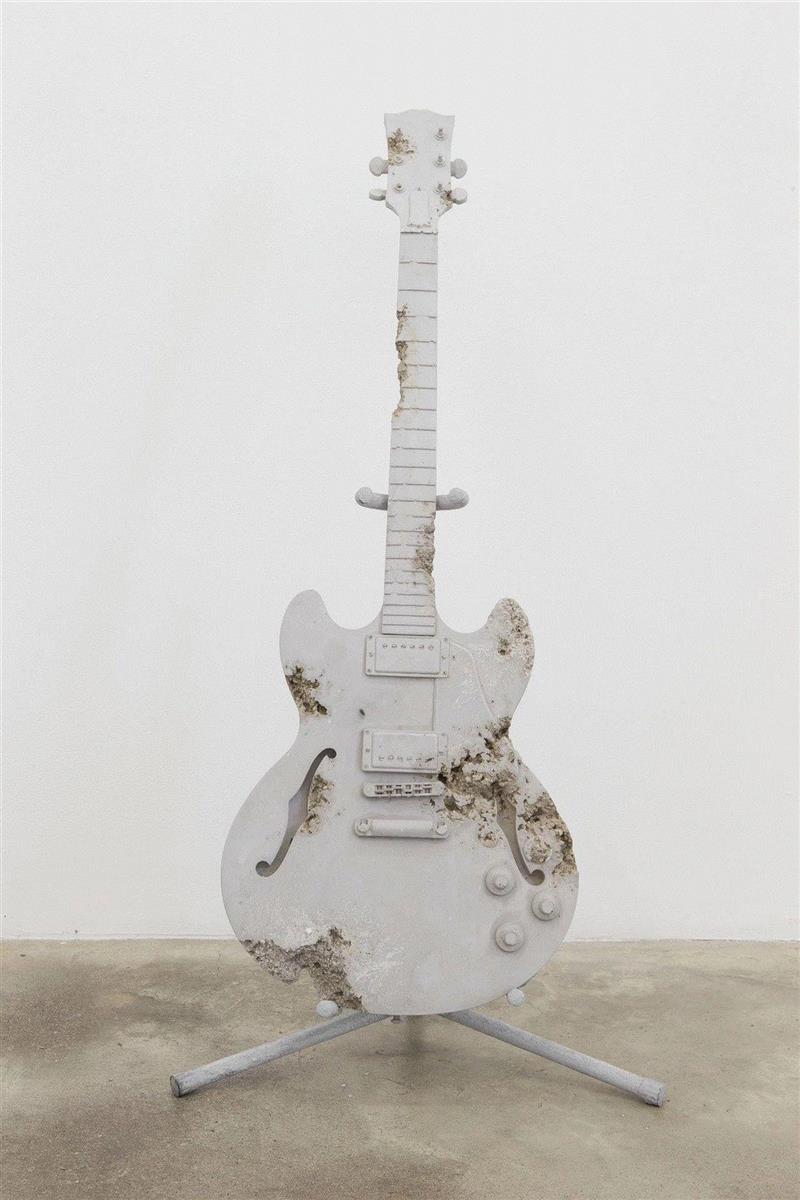 这些充满诗意的构造物，以各种形式呈现：由木灰和石膏做成的16毫米胶片放映机；或是由白色冰岩粉制成的2