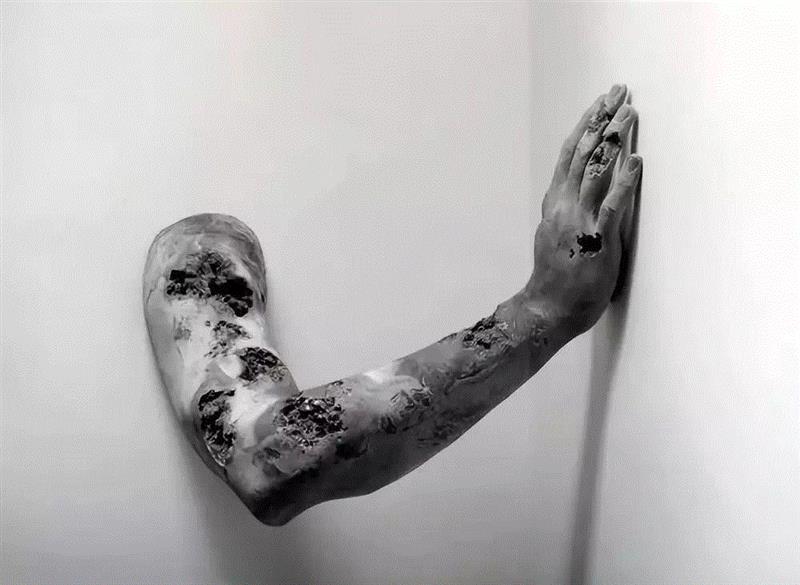 Future Relic系列一共9件限量雕塑，自2013年发售第一件大哥大，已经历经6年的时间，其中