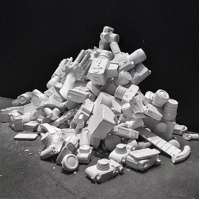 Future Relic系列一共9件限量雕塑，自2013年发售第一件大哥大，已经历经6年的时间，其中