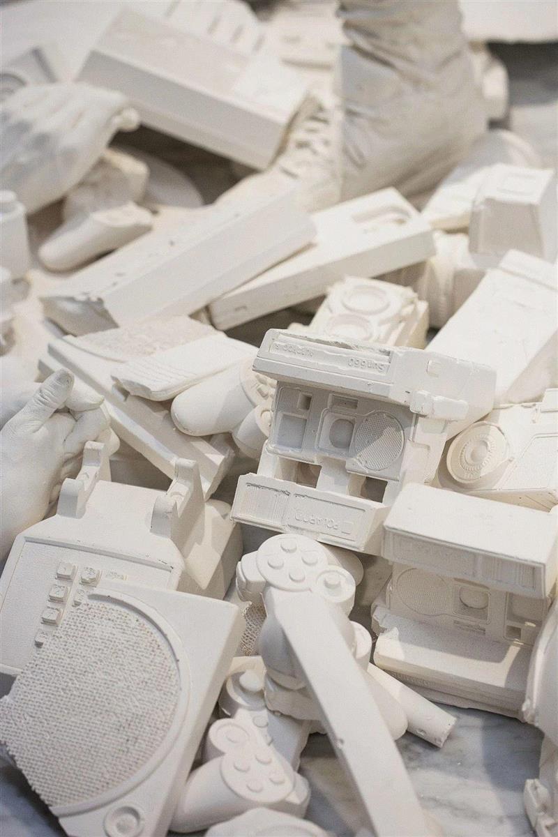 Future Relic系列一共9件限量雕塑，自2013年发售第一件大哥大，已经历经6年的时间，其中