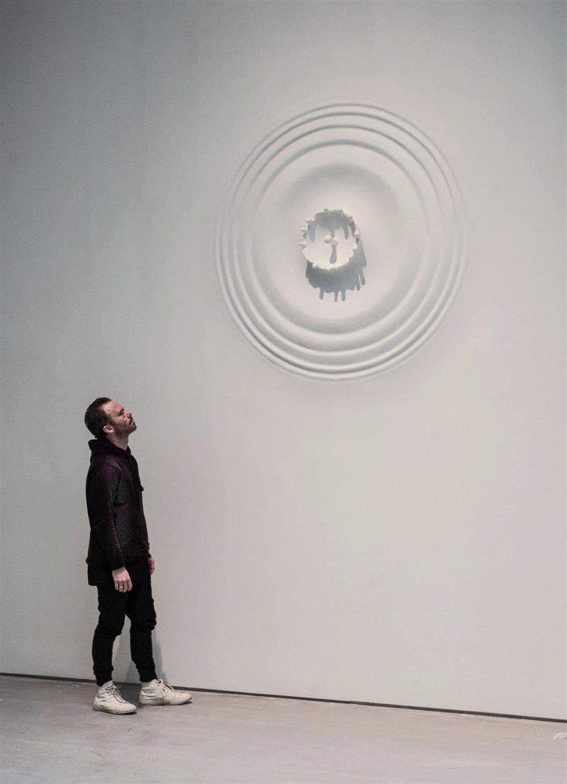 Daniel从2016年开始，通过特殊眼镜看到更多色彩，作品也更加多彩，欣赏一组他的彩色作品。,雕塑丨天马行空的抽象作品,雕塑,眼镜,颜色,眼中,Relic,大哥大,墙面,色弱,建筑学,大部分