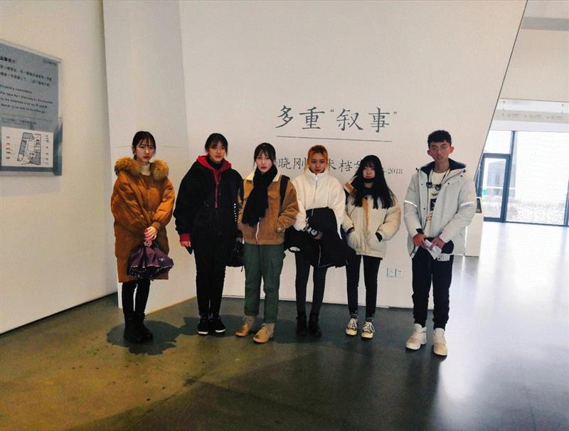 ▲中南民族大学学子合影留恋,遇见艺术｜和中南民族大学学子一起走进“因彼而行——周褐褐个展”,周褐褐,学子,中南民族大学,同学们,中南民族大学美术学院,合美术馆,女儿,结局,展讯,美术馆