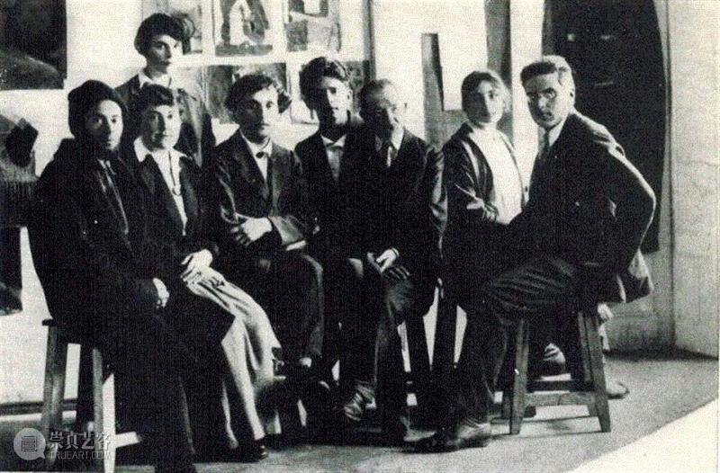 1919年，夏加尔在维杰布斯克人民美术学院的教师合影，左数第三是夏加尔，右三是夏加尔的启蒙老师尤里·