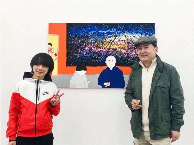 林奥劼和曾梵志在作品《合照》前  Lin Aojie and Zeng Fanzhi in