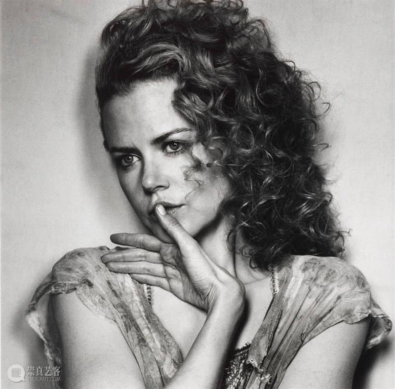 欧文·佩恩，妮可·基德曼 Nicole Kidman,2003,欧文·佩恩丨‘超长待机’的摄影艺术大师，纵横美国当代摄影70年,人体,Vogue,三宅一生,商业,时装,摄影师,时尚,肖像,欧文·佩恩,封面