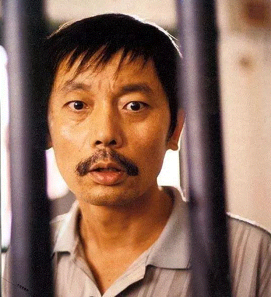 《卡拉是条狗》中葛优扮演一个叫“老二”的工人，他有一条狗叫卡拉，老二很宠爱卡拉，但是因为没有证儿，卡