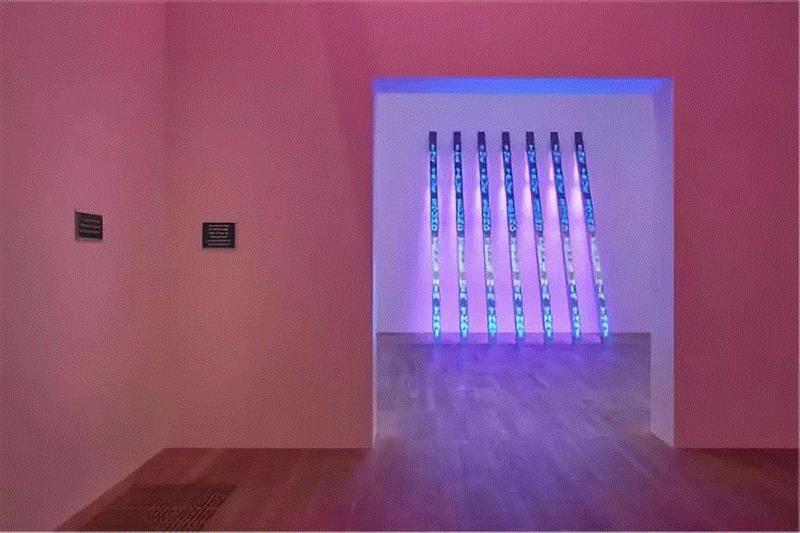 ▲ 珍妮·霍尔泽（Jenny Holzer）2018年在伦敦泰特现代美术馆举行的「艺术家房