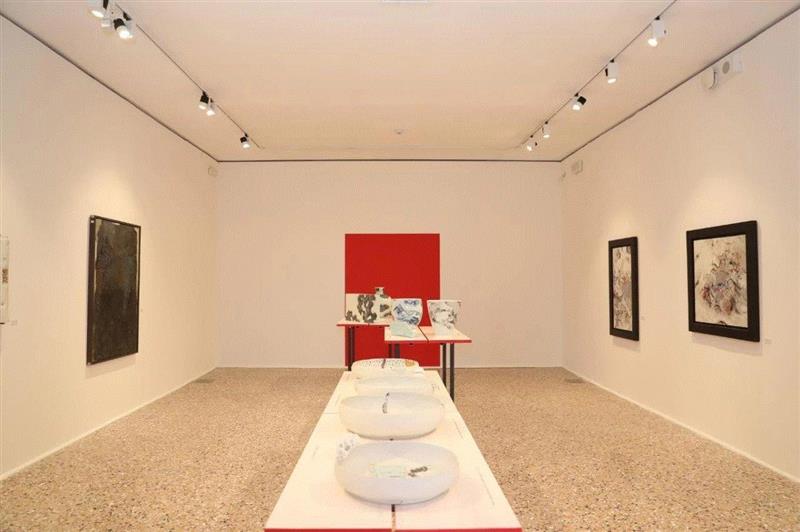 ▲“对话——白明师生陶艺作品展”展览现场,国家美术·展讯丨对话——白明师生陶艺作品展,陶艺,展讯,师生,白明,威尼斯,陶瓷,教授,奎里尼,意大利,博物馆