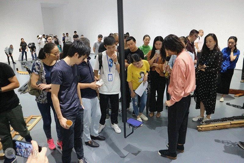 策展人孙啟栋进行导览,开幕现场  | 施勇《将一只（   ）鸟从一座塔的塔顶放掉》与邓子军《心力》开幕,施勇,塔顶,邓子军,心力,周力,刘可,策展人,孙啟,地址,华侨城