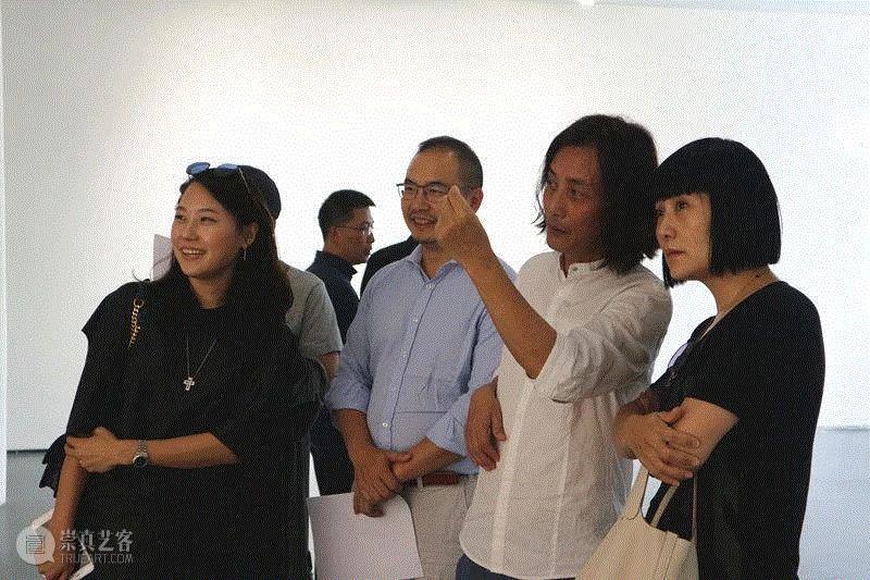 艺术家施勇为来宾导览,开幕现场  | 施勇《将一只（   ）鸟从一座塔的塔顶放掉》与邓子军《心力》开幕,施勇,塔顶,邓子军,心力,周力,刘可,策展人,孙啟,地址,华侨城