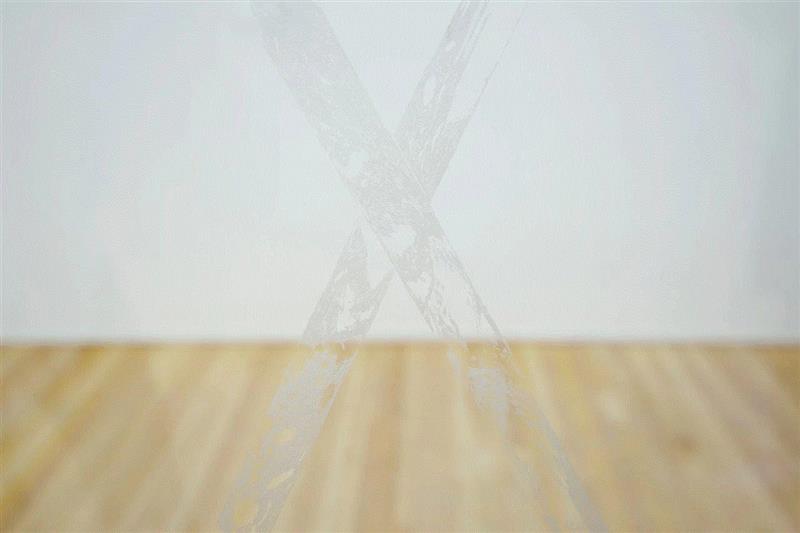  邝镇禧，《虚构的事》，雕刻强化玻璃、铝制结构框架，尺寸可变，2017 &nbs
