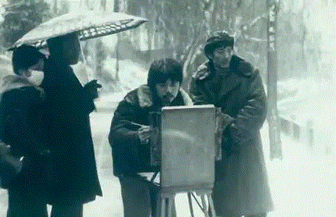 1968 年赵文量和杨雨澍在室外写生,【@LOFT | 话题聚焦】那弯新月，是时代内部的抒情 —《新月：赵文量、杨雨澍回顾展》,赵文量,新月,LOFT,杨雨澍回顾展,杨雨澍,社会主义,政治,苏伟,小夜曲,框架