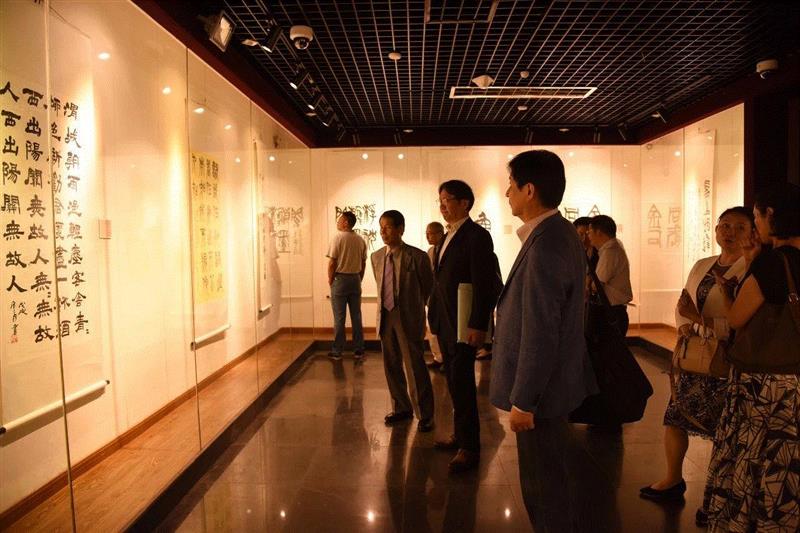 捐赠仪式结束后，共同参观展览,“得其友声——西泠印社日本名誉理事、社员捐赠展”作品捐赠仪式昨日举行,西泠印社,日本,名誉,社员,理事,书法,秘书长,友声,中国印学博物馆,副主任