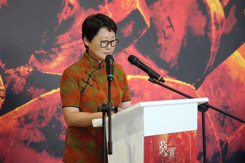 上海民生现代美术馆馆长 甘智漪 女士主持开幕仪式,葵颂——许江近作展正式开幕！,许江,葵颂,近作展,上海民生现代美术馆,野火,雕塑,一代人,油画,装置,华葵