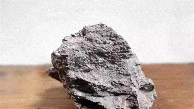 几年前从同行那里收来的，2块上好原矿底槽青泥料，表面可以清晰看到“鸡眼”，现在很难找到。,