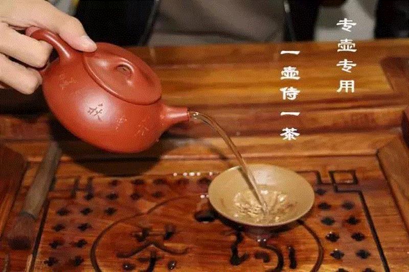 因紫砂的胎体结构比较特殊（双气孔结构、分子以鳞片方式排列），而能够吸附茶汤中茶浸出物（紫砂壶茶具的吸