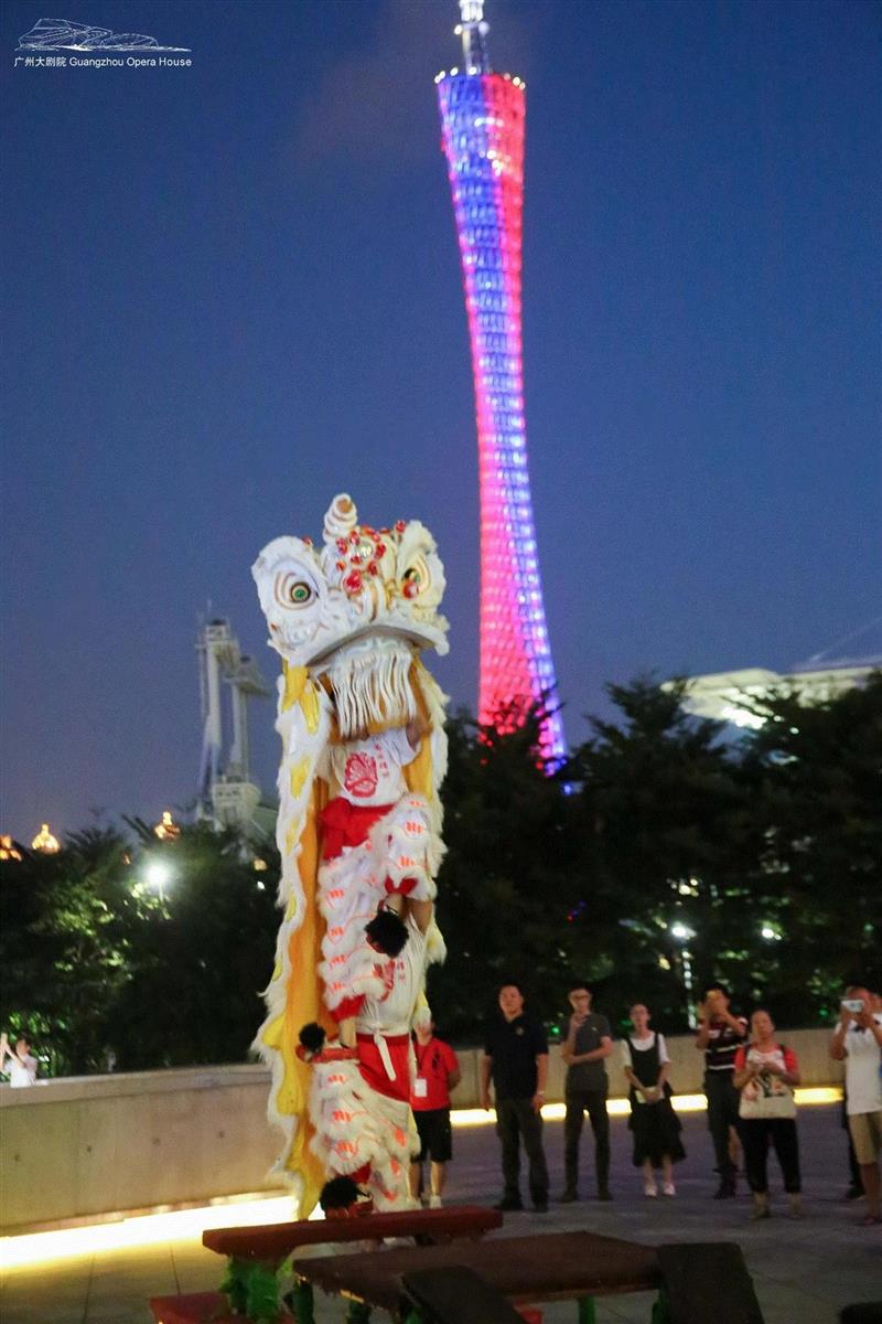 威猛、醒目的醒狮。背靠小蛮腰腾空起跃，引得大家鼓掌叫好，气氛热烈,讲广州故事，塑广州精神！舞剧《醒·狮》舞动羊城！,广州,舞剧,羊城,广州大剧院,舞蹈,银联,盛大,醒狮,气氛,歌剧
