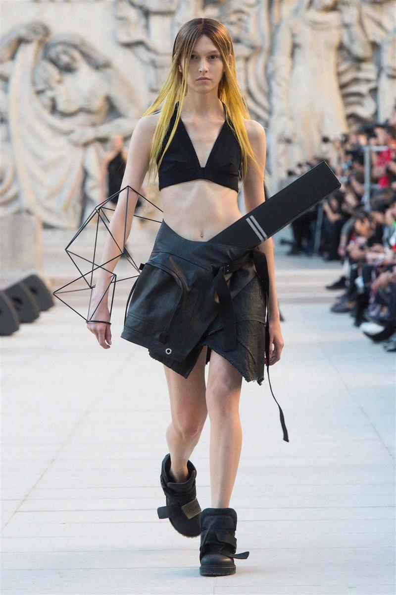 【IFA-时尚资讯】独立和怪异也可以是一种生存之道\Rick Owens,IFA,资讯,生存之道,Owens,欧文斯,设计师,节目,塔特林,夹克,Spring