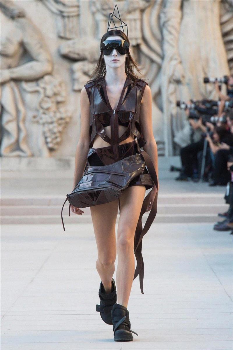 【IFA-时尚资讯】独立和怪异也可以是一种生存之道\Rick Owens,IFA,资讯,生存之道,Owens,欧文斯,设计师,节目,塔特林,夹克,Spring