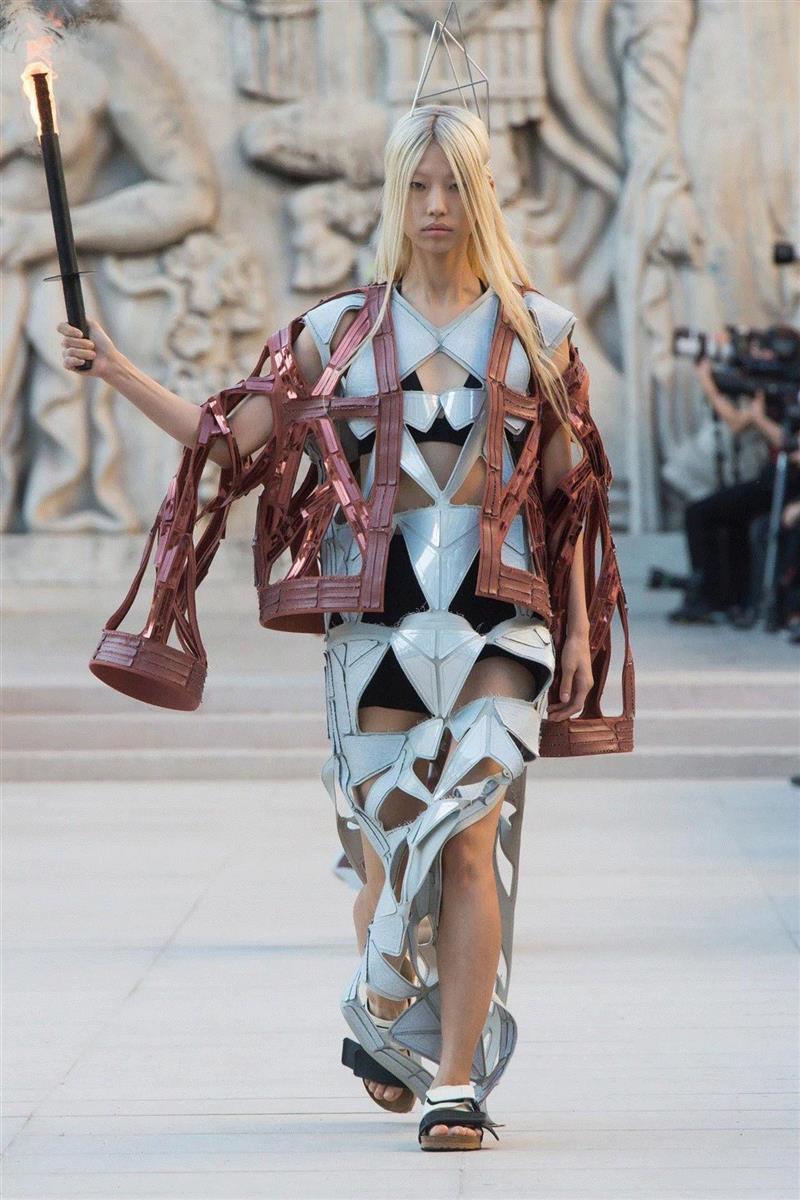 【IFA-时尚资讯】独立和怪异也可以是一种生存之道\Rick Owens,IFA,资讯,生存之道,Owens,欧文斯,设计师,节目,塔特林,夹克,Spring