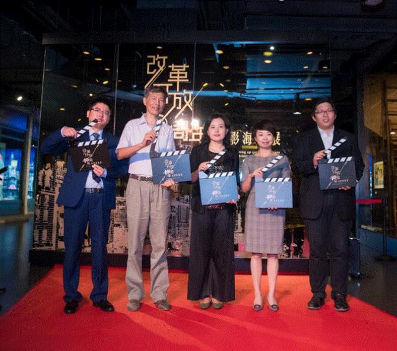 从左至右：邵毓挺、张岚、蒋艳、范奕蓉、郭磊,SFM·展览 | 匠心绘影——纪念改革开放四十周年电影海报展开幕啦！,电影,海报展,SFM,匠心,上海电影博物馆,开幕式,范奕蓉,邵毓挺,动画,徐汇区文化局