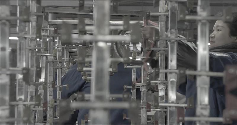 李消非，《马尾辫》，2018,生产 | 李消非：一个人（复数）,李消非,一个人,复数,流水线,工人,工厂,马尾辫,影像,录像,柜子