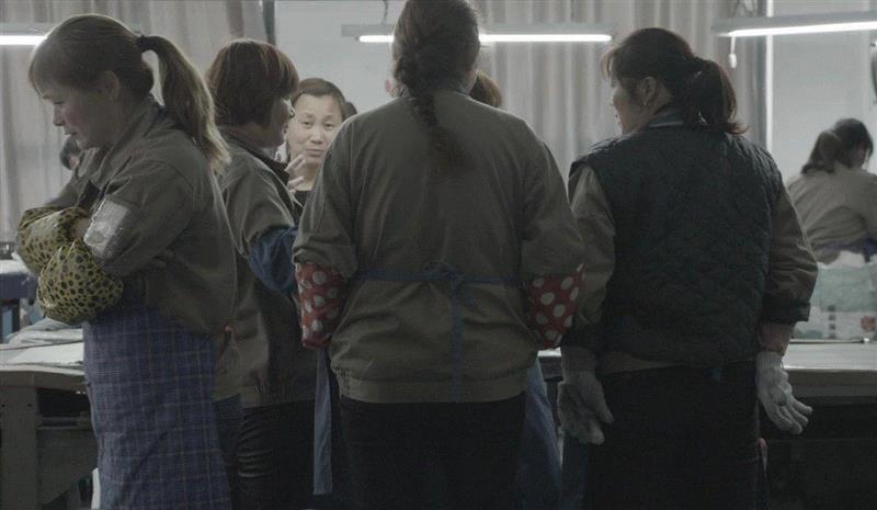 李消非，《马尾辫》，2018,生产 | 李消非：一个人（复数）,李消非,一个人,复数,流水线,工人,工厂,马尾辫,影像,录像,柜子