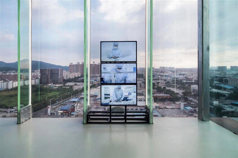“李消非：马尾辫”展览现场,生产 | 李消非：一个人（复数）,李消非,一个人,复数,流水线,工人,工厂,马尾辫,影像,录像,柜子