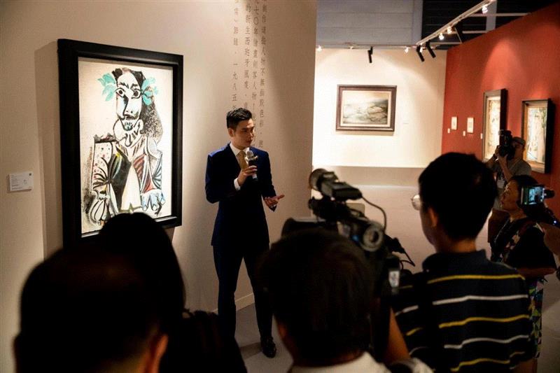 现代亚洲艺术部资深专家郭东杰讲解晚拍亮点,【拍卖直击】蘇富比秋拍预展今日开幕！,蘇富比秋,珍品,徐震,蘇富比,书画,日间,超市,香港,佳酿,亚洲