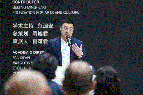 北京民生现代美术馆理事长李文华在开幕式上致辞,调调？tiáo diào！——读王艺2018研究展 | 亚洲艺术·现场,王艺,tiáo,diào,亚洲,小号,乐器,雕塑,材质,调性,记忆