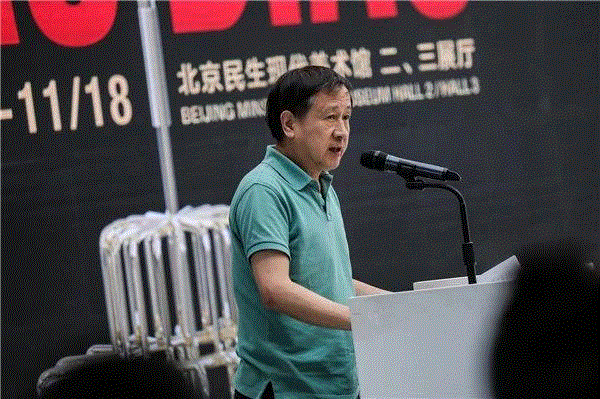 评论家鲁虹在开幕式上致辞,调调？tiáo diào！——读王艺2018研究展 | 亚洲艺术·现场,王艺,tiáo,diào,亚洲,小号,乐器,雕塑,材质,调性,记忆