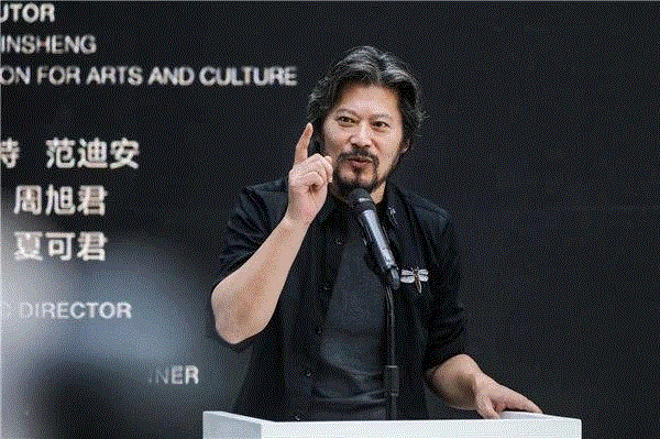 艺术家王艺在开幕式上致答谢辞,调调？tiáo diào！——读王艺2018研究展 | 亚洲艺术·现场,王艺,tiáo,diào,亚洲,小号,乐器,雕塑,材质,调性,记忆