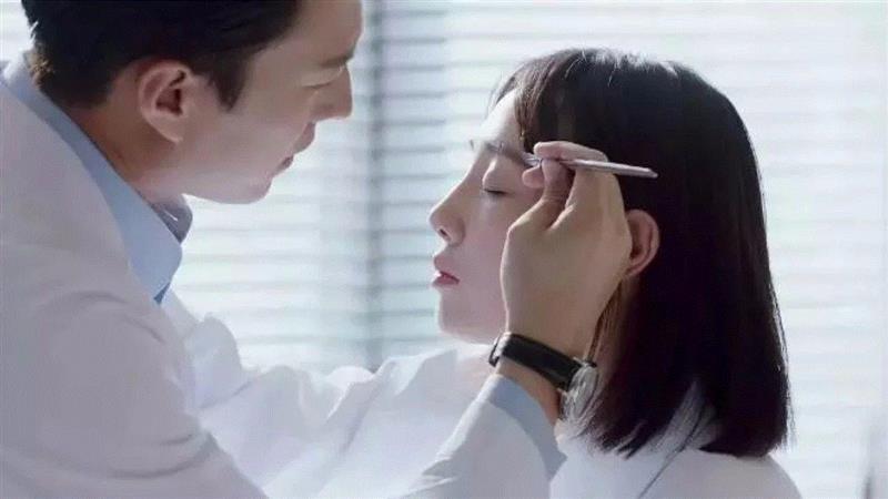 ??《外科风云》，打着职业剧的旗号，上演的是男主拿手术刀给女主修眉，光线柔美,在它面前，国产职业剧就是一坨屎,职业剧,面前,职业,律师,傲骨,医生,菜鸟,法医,爱情,Live