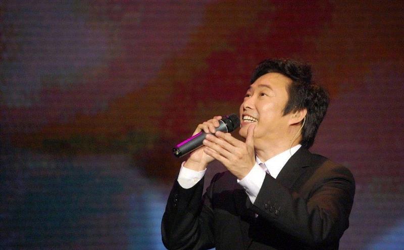 费玉清宣布退出演艺圈，那个讲着段子唱着歌的时代结束了,费玉清,演艺圈,歌手,歌坛,女士,演唱会,演艺,亲笔信,媒体,舞台