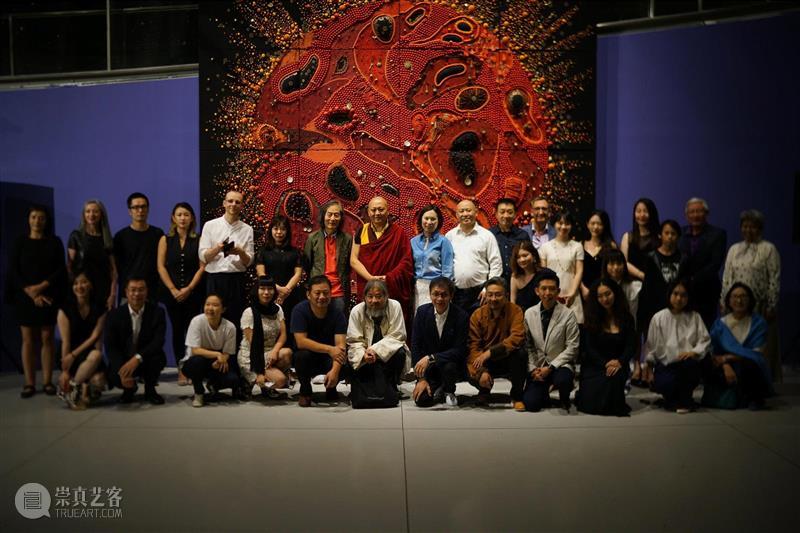 “众妙之门”开幕式现场艺术家合影，上海当代艺术馆（MoCA Shanghai),上海MoCA十三周年|群展‘众妙之门’  注入多元学科能量 拓展艺术边界,上海当代艺术馆,石至莹,李磊,杨青青,严培明,科技,井士剑,王冬龄,雕塑,装置,人工智能,嘎德