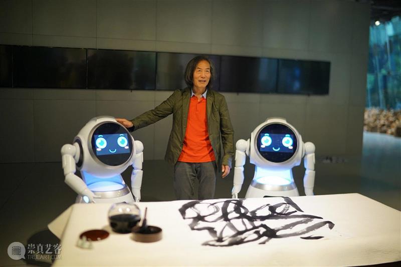 艺术家王冬龄在展览现场，上海当代艺术馆（MoCA Shanghai),上海MoCA十三周年|群展‘众妙之门’  注入多元学科能量 拓展艺术边界,上海当代艺术馆,石至莹,李磊,杨青青,严培明,科技,井士剑,王冬龄,雕塑,装置,人工智能,嘎德