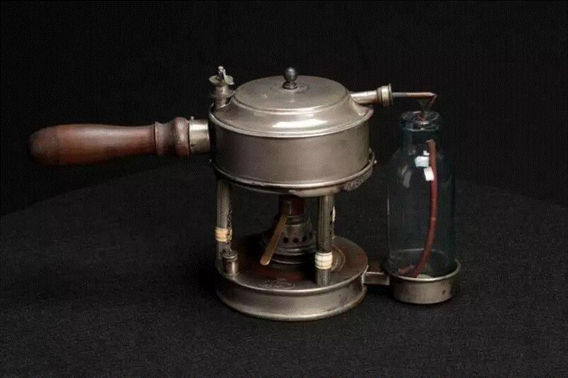 这是一件由约瑟夫·李斯特（Joseph Lister，1827—1912）勋爵制作的石碳酸蒸汽雾化器