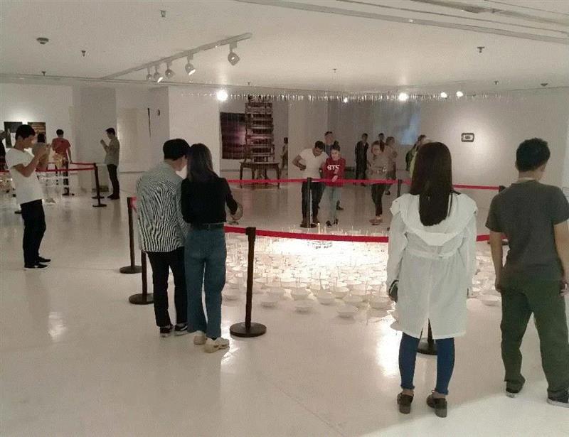 观展现场,中秋小长假逾万人参观2018西安当代艺术展  单日客流最高达4000人次,长假,客流,西安,西安美术馆,观展,美术馆,之外,城墙,古城,市民