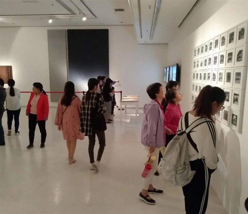 观展现场,中秋小长假逾万人参观2018西安当代艺术展  单日客流最高达4000人次,长假,客流,西安,西安美术馆,观展,美术馆,之外,城墙,古城,市民