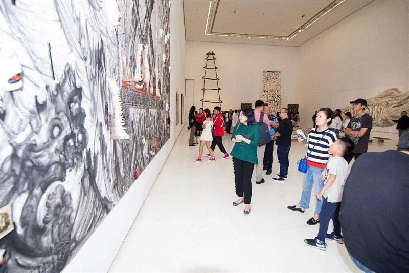 观展现场,中秋小长假逾万人参观2018西安当代艺术展  单日客流最高达4000人次,长假,客流,西安,西安美术馆,观展,美术馆,之外,城墙,古城,市民
