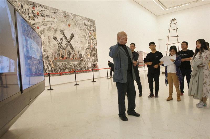 参展艺术家张华洁担任此次活动的特邀讲师,古城新脉首场公教  艺术家张华洁为欧亚学院60名师生导览,欧亚学院,首场,张华洁,师生,古城,公教,导演,西安,西安美术馆,之外