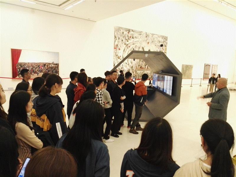 参展艺术家张华洁为同学们讲解自己的作品《互视间》,古城新脉首场公教  艺术家张华洁为欧亚学院60名师生导览,欧亚学院,首场,张华洁,师生,古城,公教,导演,西安,西安美术馆,之外