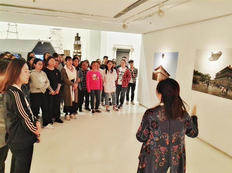 公教活动现场,古城新脉首场公教  艺术家张华洁为欧亚学院60名师生导览,欧亚学院,首场,张华洁,师生,古城,公教,导演,西安,西安美术馆,之外