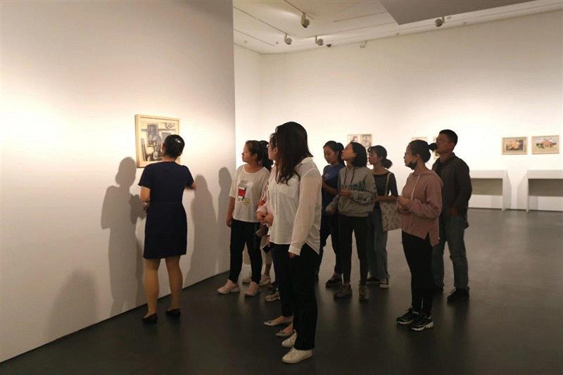 武城职学子邂逅“深度阅读：毛旭辉文献展”，来一场穿越40年的艺术文献之旅,毛旭辉,文献展,文献,武城,学子,塑料袋,纸本,画中,剪刀,同学们
