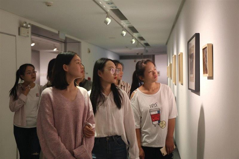 武城职学子邂逅“深度阅读：毛旭辉文献展”，来一场穿越40年的艺术文献之旅,毛旭辉,文献展,文献,武城,学子,塑料袋,纸本,画中,剪刀,同学们