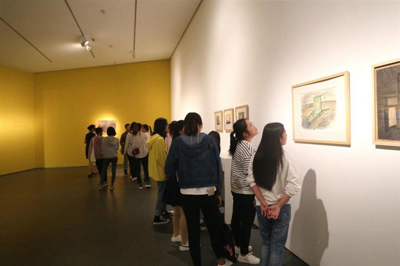 武城职学子邂逅“深度阅读:毛旭辉文献展”,来一场穿越40年的艺术文献之旅,毛旭辉,文献展,文献,武城,学子,塑料袋,纸本,画中,剪刀,同学们