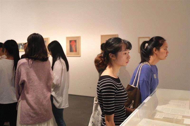 武城职学子邂逅“深度阅读:毛旭辉文献展”,来一场穿越40年的艺术文献之旅,毛旭辉,文献展,文献,武城,学子,塑料袋,纸本,画中,剪刀,同学们
