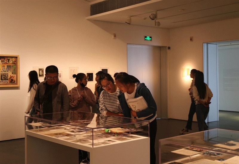 武城职学子邂逅“深度阅读:毛旭辉文献展”,来一场穿越40年的艺术文献之旅,毛旭辉,文献展,文献,武城,学子,塑料袋,纸本,画中,剪刀,同学们