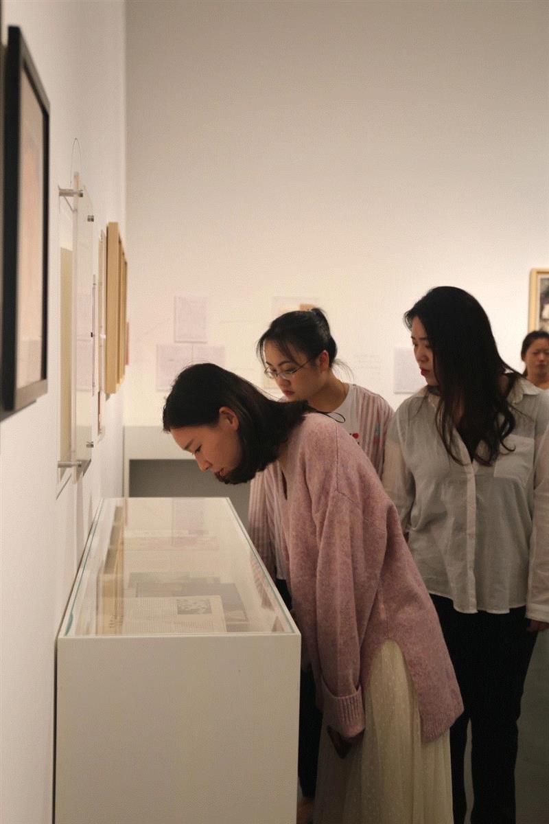 武城职学子邂逅“深度阅读:毛旭辉文献展”,来一场穿越40年的艺术文献之旅,毛旭辉,文献展,文献,武城,学子,塑料袋,纸本,画中,剪刀,同学们